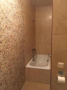 łazienka z wanną i umywalką w obiekcie Apartamento Primera Linea de Playa w mieście Oropesa del Mar