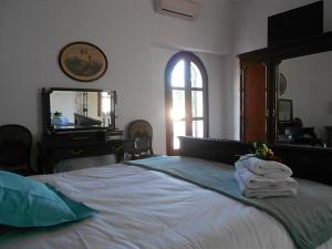 A bed or beds in a room at El Sequer Casa Rural