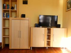 Televiisor ja/või meelelahutuskeskus majutusasutuses Ostsee-Ferienoase-3-Raum-App-Typ-1