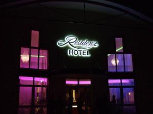 Hotel Residenz Babenhausen - Superior في بابينهاوزن: علامة الفندق على جانب المبنى في الليل