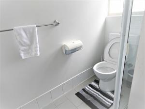 格莱内尔格Glenelg beach gateway Studio Apartment的白色的浴室设有卫生间和毛巾。