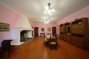 a living room with a fireplace and a table and chairs at La Vecchia cantina Guzzardi in Lari