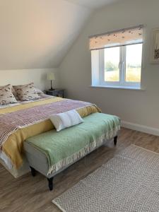 Un dormitorio con una cama grande y una ventana en The Piggery, en Chichester