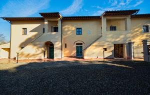 a large white house with a driveway in front of it at La Vecchia cantina Guzzardi in Lari