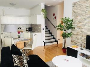 Kuchyň nebo kuchyňský kout v ubytování Nova Galerija Studio Vita i Apartman Sara -parking in garage