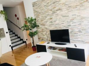 TV a/nebo společenská místnost v ubytování Nova Galerija Studio Vita i Apartman Sara -parking in garage