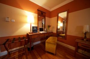 TV a/nebo společenská místnost v ubytování The Fairview Boutique Hotel