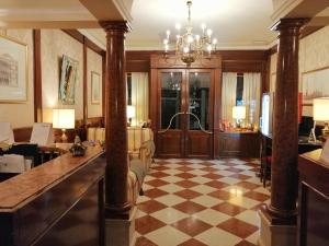 a living room with a checkered floor at Hotel Falier in Venice