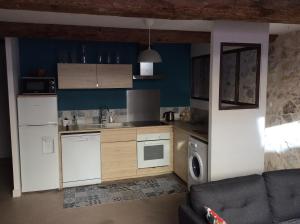 Il comprend une petite cuisine équipée d'un évier et d'une cuisinière. dans l'établissement LOFT COCON EN PLEIN CENTRE DE SETE, à Sète