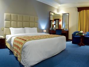سرير أو أسرّة في غرفة في فندق بانوراما