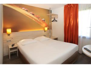 - une chambre avec un lit blanc et un rideau rouge dans l'établissement Hôtel Inn Design - Restaurant L'Escale, à Rochefort