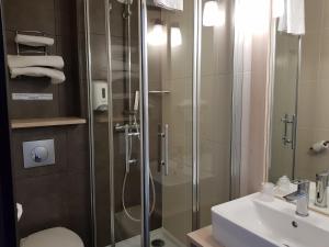 La salle de bains est pourvue d'une douche, de toilettes et d'un lavabo. dans l'établissement Hôtel Inn Design - Restaurant L'Escale, à Rochefort
