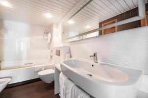 A bathroom at Apartamentos Es Cañe