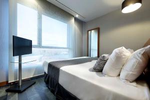 Кровать или кровати в номере Eurostars Madrid Congress +70 фотографий