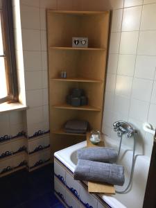 y baño con bañera, lavabo y toallas. en VILLA SECCHI, en Castrezatto