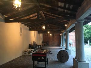 a patio with a table and a ceiling with beams at VILLA SECCHI in Castelcovati