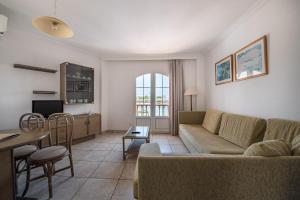 A television and/or entertainment centre at Apartamentos Es Cañe