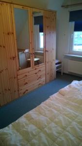 ein Schlafzimmer mit einem großen weißen Bett in einem Zimmer in der Unterkunft Haus Seestern in Büsum
