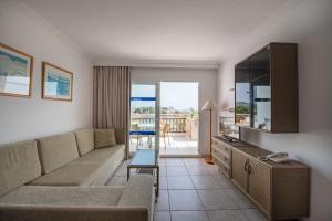 A seating area at Apartamentos Es Cañe