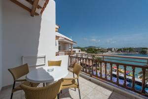 A balcony or terrace at Apartamentos Es Cañe