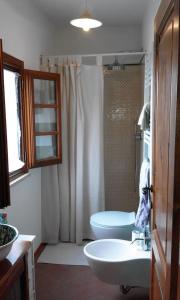 uma casa de banho com um lavatório, um WC e um chuveiro em Casa Vacanze "Nonna Vela" em Petroio