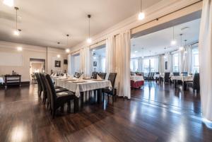 Reštaurácia alebo iné gastronomické zariadenie v ubytovaní Wzgórze Toskanii Conferences & Restaurant