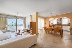 Kuchyň nebo kuchyňský kout v ubytování Apartamentos Es Cañe