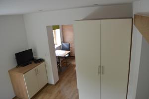 TV a/nebo společenská místnost v ubytování Apart Garten Lutz