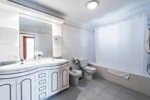A bathroom at Apartamentos Es Cañe
