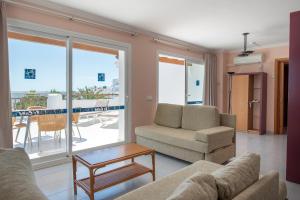 A seating area at Apartamentos Es Cañe