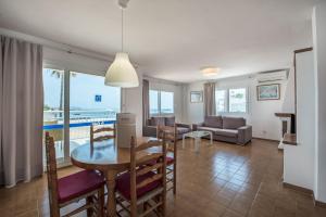A seating area at Apartamentos Es Cañe