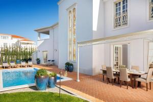 a villa with a swimming pool and a table and chairs at Villa Giulia in Vabriga