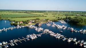 een luchtzicht op een jachthaven met boten in het water bij Hausboot La Mare Gabi in Weyhe