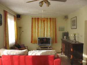 A television and/or entertainment centre at Bella Még 10 kép