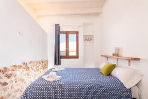 una camera bianca con un letto di SA CASETA a Ciutadella