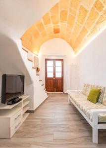 a living room with a couch and a tv at SA CASETA in Ciutadella