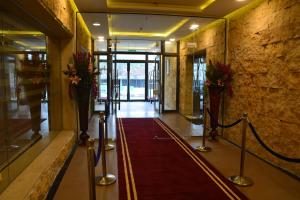 um corredor com um tapete vermelho num edifício em Saray Hotel Amman em Amã