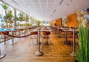 A restaurant or other place to eat at Astral Palma Hotel