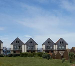 a row of houses with black roof at La Naturelle 119 in Wimereux