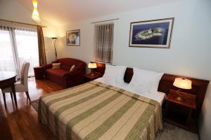 une chambre d'hôtel avec un lit et un canapé dans l'établissement Villa Ivana B&B, à Zadar