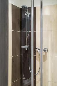 W łazience znajduje się prysznic ze szklanymi drzwiami. w obiekcie Apartments 4 You Niepodległości w Tychach