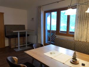 uma sala de jantar com uma mesa e uma janela em Oberstockerhof em Sankt Johann im Pongau