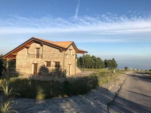 una casa de ladrillo al lado de una carretera en Rifugio Radura del Grano, en Plataci