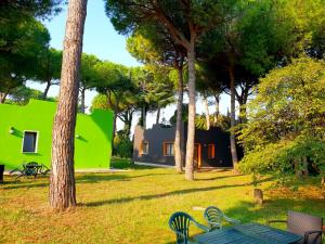 uma vista para um quintal com uma casa verde em Villaggio Mithos em Misano Adriatico