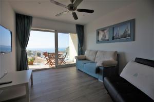 salon z kanapą i widokiem na ocean w obiekcie Suites At Sea II w mieście Villajoyosa