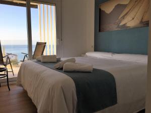 Łóżko lub łóżka w pokoju w obiekcie Suites At Sea II