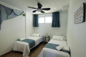 Łóżko lub łóżka w pokoju w obiekcie Suites At Sea II