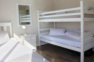 Un ou plusieurs lits superposés dans un hébergement de l'établissement Waterside Living KP08