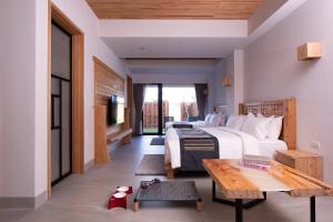 a bedroom with a large bed and a table at SkyeBay Club in Hengchun +37 photos