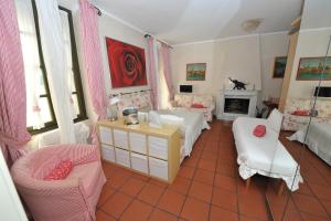 salon z dwoma łóżkami i kominkiem w obiekcie Porta Medievale del Campo w mieście Iseo